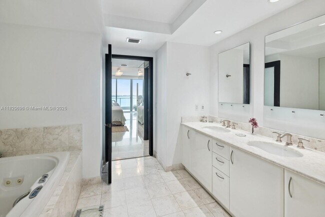 Building Photo - 1331 Brickell Bay Dr