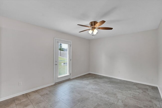 Building Photo - 204 Greenleaf Dr