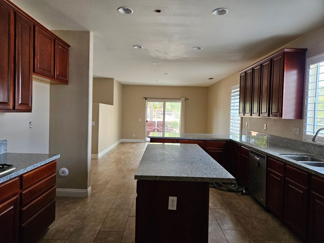 Building Photo - 410 Caliente Dr