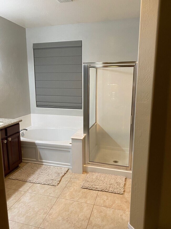 Building Photo - Upgraded and Spacious 5 Bed/3 Bath in Northwest Phoenix