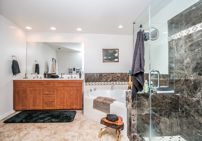 Building Photo - 17 W Vernon Ave