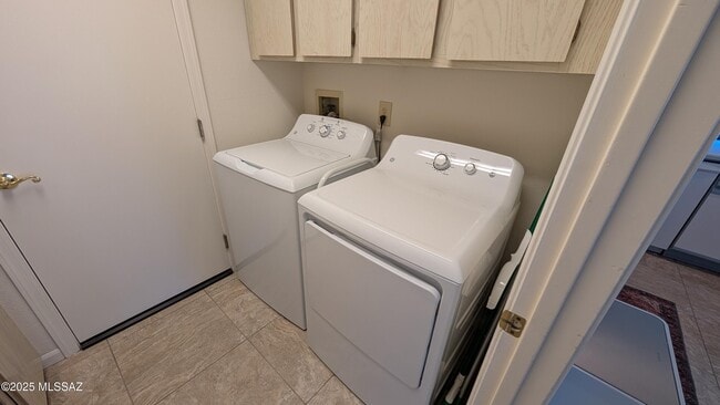 Building Photo - 38325 S Mountain Site Dr