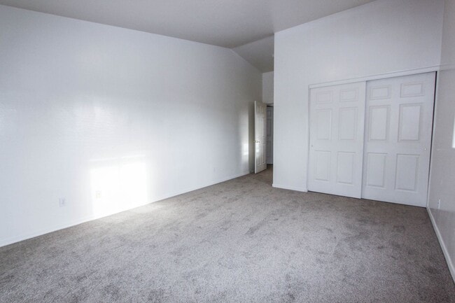 Building Photo - 3 bed 3 bath Townhome in Boulder Park