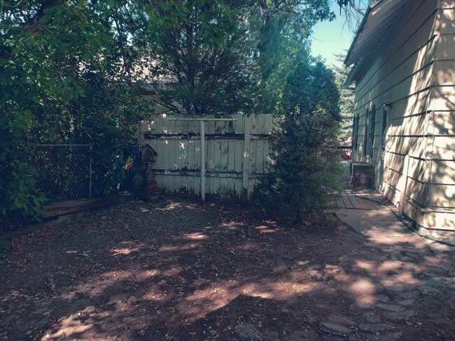 Building Photo - Charming 5 Bed, 2 bath home in the heart o...