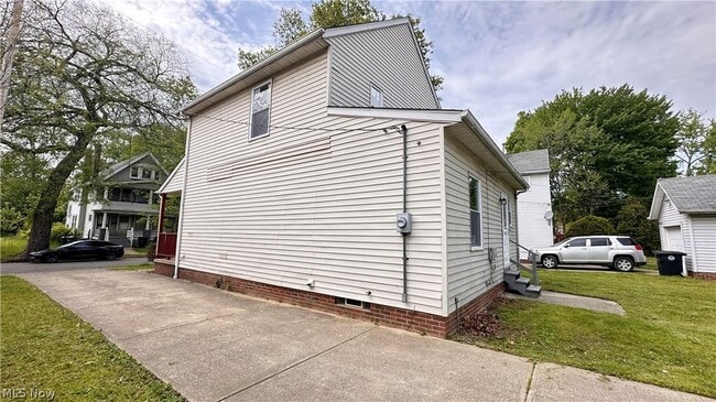 Building Photo - 571 E 115th St