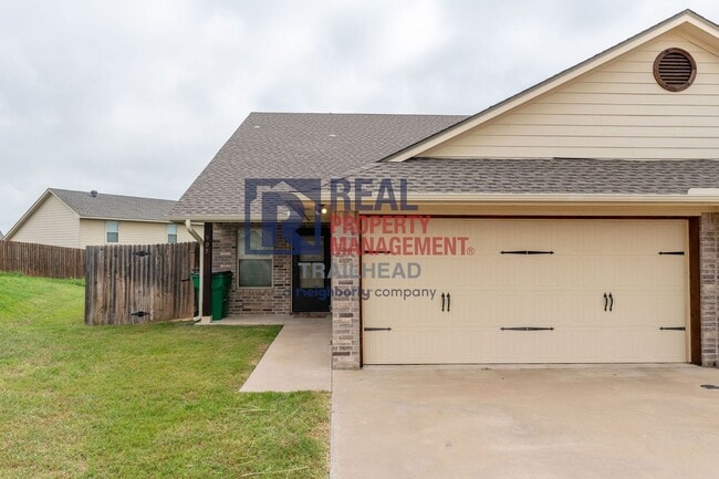 Building Photo - 905 Dart Ct