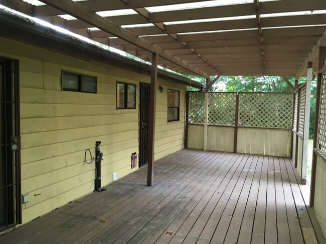 Building Photo - Charming 2 Bedroom 1 Bath Home
