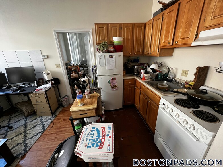 Building Photo - 81 Essex St