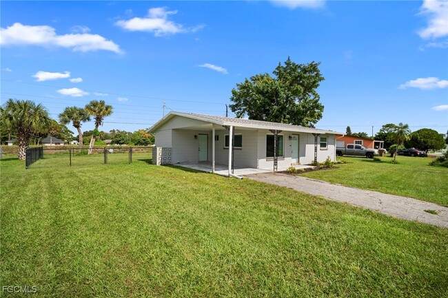 Building Photo - 211 E Jasmine Rd