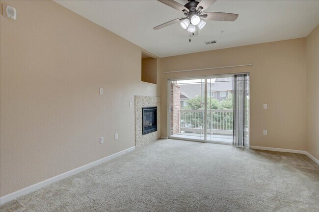 Building Photo - 2nd Floor, 2 bed, 2bath, Community Pool!