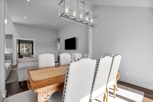 Building Photo - "Coastal Comfort Awaits: Spacious 3-Bed, 3-Bath Furnished Retreat in Moss Creek on the Marsh!"