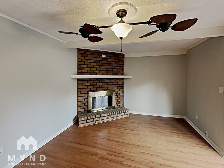 Building Photo - 320 Navajo Pines Dr