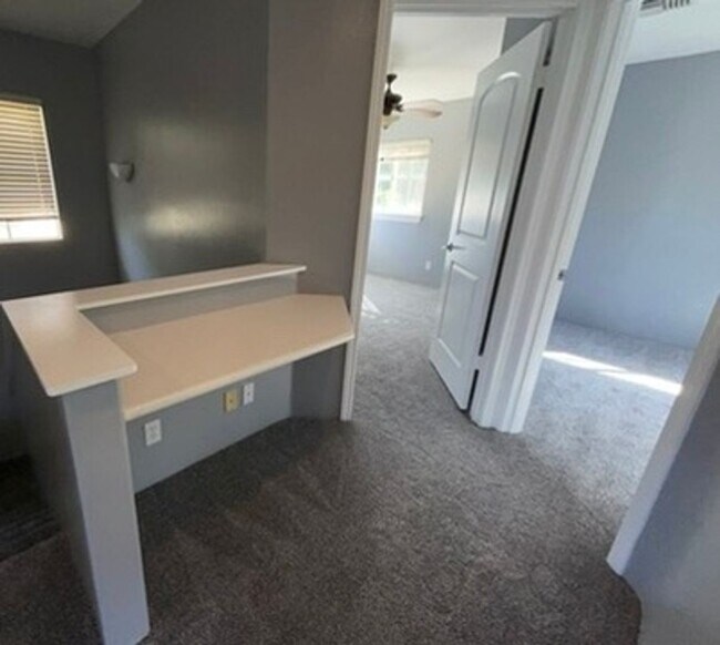 Building Photo - 4 bedroom, 2.5 bath, Mountain and Ocean Ba...