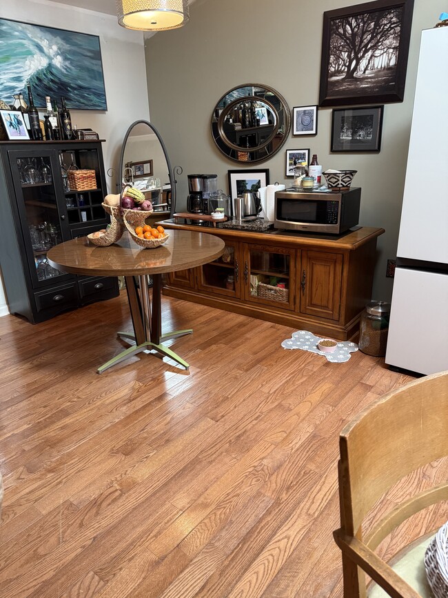 Building Photo - 4212 Lakeview Pkwy