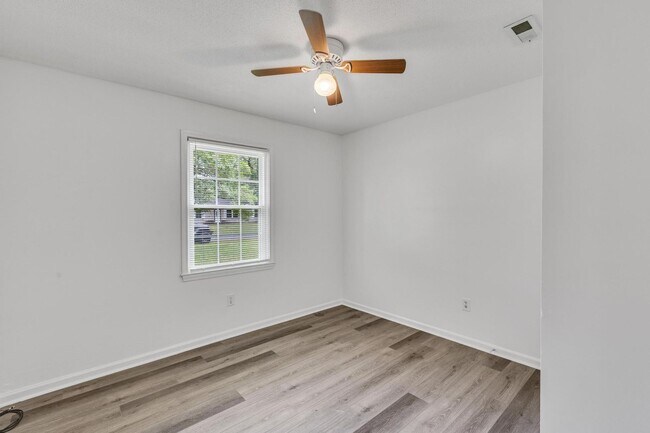 Building Photo - Castle Hayne Home for Rent!