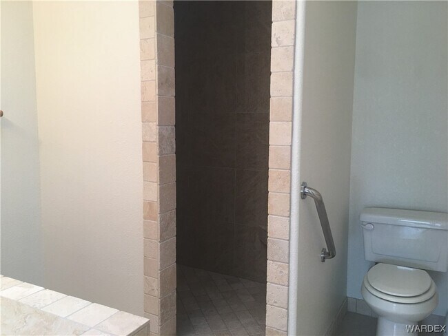 Building Photo - 2523 Country Club Dr