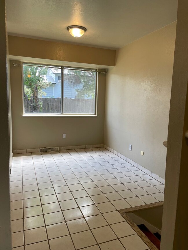 Building Photo - STUDENTS WELCOME! 5 Bedroom 3 Bathroom Sin...