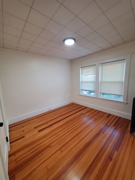 Building Photo - 25 Oak St