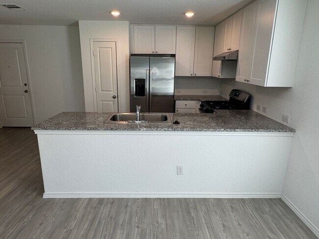 Building Photo - Far west gorgeous townhome ready for move in.