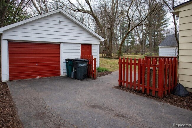 Building Photo - 604 Trombley Rd