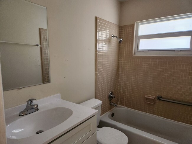Building Photo - Cozy Home in Lehigh