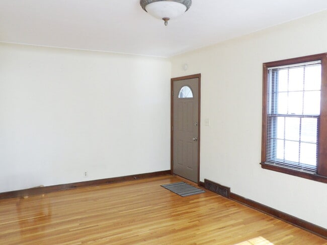 Building Photo - Cozy 2 Bedroom 1 Bathroom in S. Minneapolis