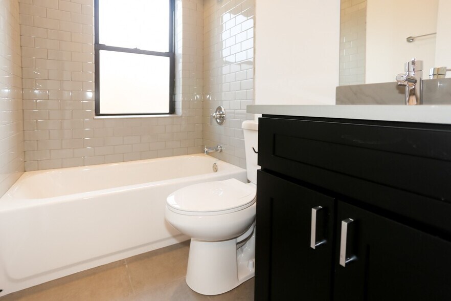 Building Photo - 2211 W Eastwood Ave