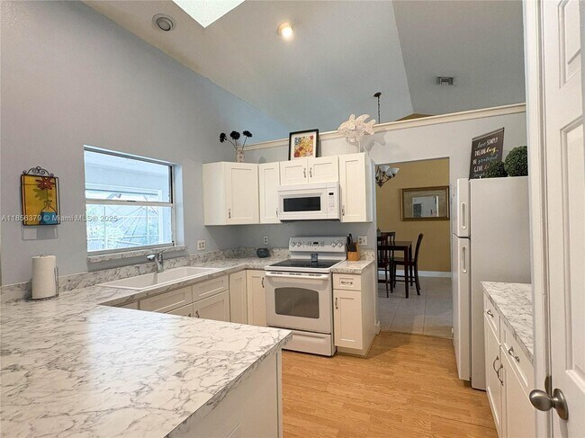 Building Photo - 730 Daffodil Dr