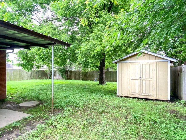 Building Photo - Beautiful 3 bedroom home recently updated