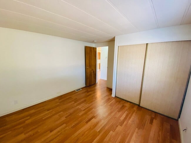 Building Photo - Cute Country Home on 1 Acre!