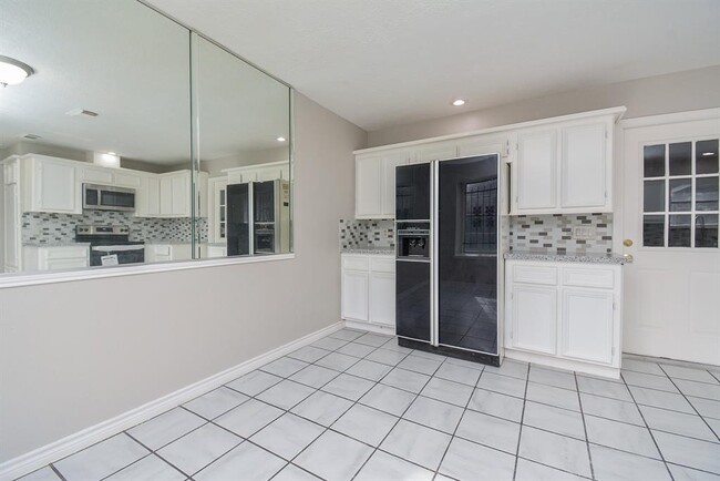 Building Photo - 9334 Golden Wood Ln