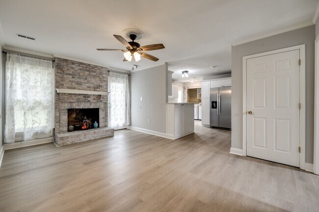 Building Photo - Beautiful 3 bedroom 2 full bath Ranch on a cul-de-sac in Charlotte's Walnut Creek community.