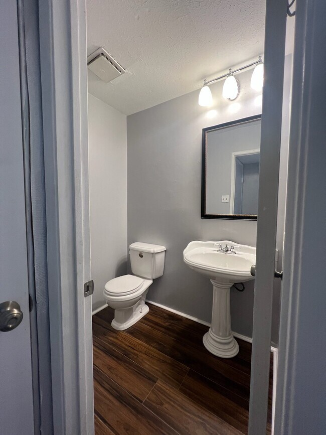 Building Photo - 8103 Edgebrook Forest Ct