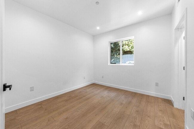 Building Photo - 1376 Edgecliffe Dr