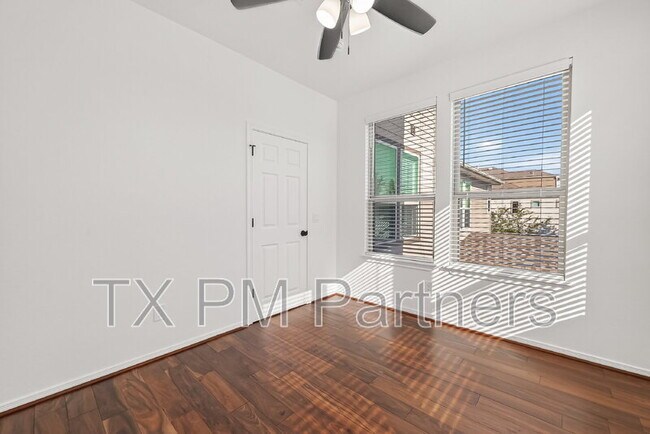 Building Photo - 10949 Cannes Memorial Dr