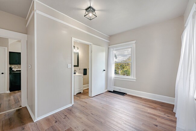 Building Photo - Beautiful 3 bedroom home in Aliquippa available August 1!