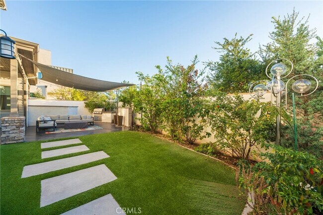 Building Photo - 102 Spectacle