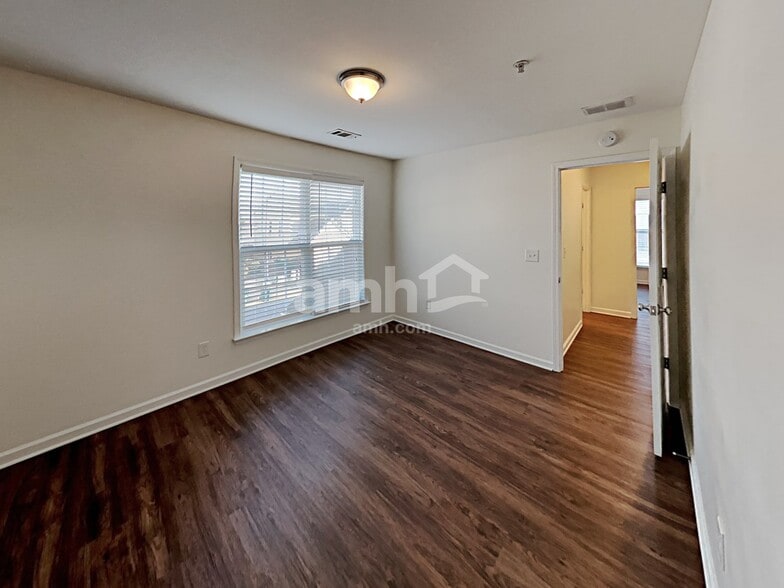 Building Photo - 325 Balaban Cir