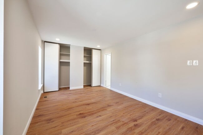 Building Photo - ??? RECENTLY UPDATED, 2 BEDROOMS AND 3 BAT...