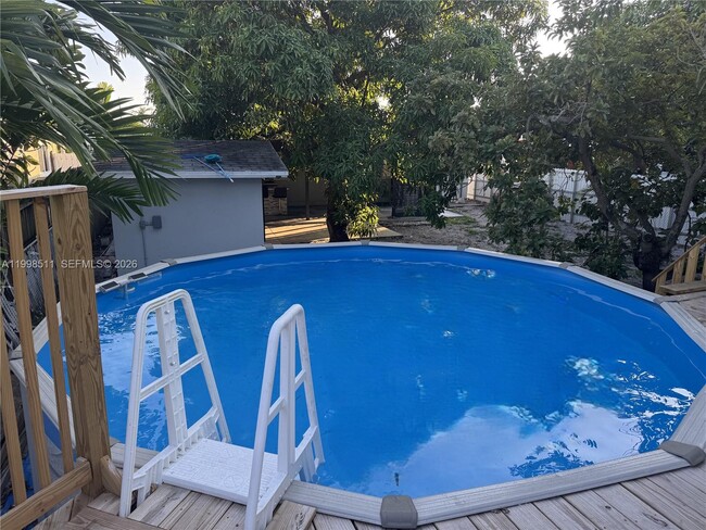 Building Photo - 731 E 19th St