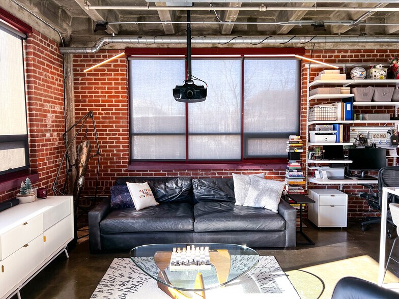 Large living space with tons of natural light - 1819 Baltimore Ave