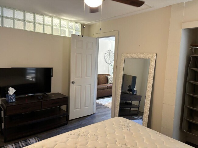 Building Photo - AVAILABLE NOW. Electric included. Furnishe...