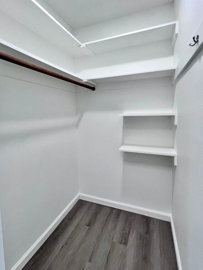 Building Photo - $1995 Gettysburg & Blackstone, 2 Bedroom Condo - Rialto Ave, Fresno / Newly Renovated