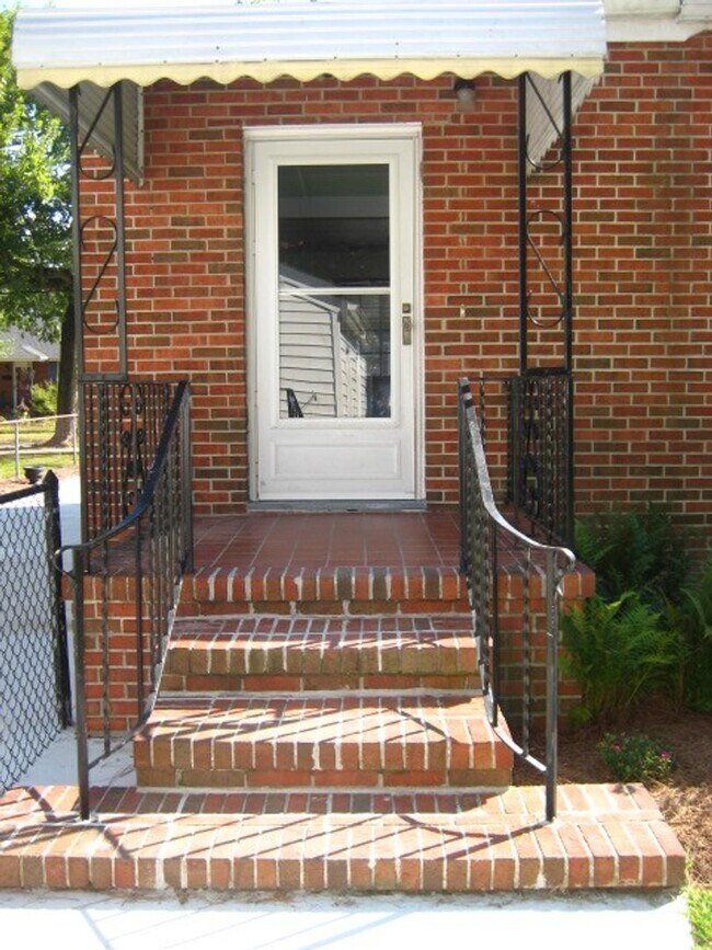 Building Photo - Charming brick ranch in Ellsworth