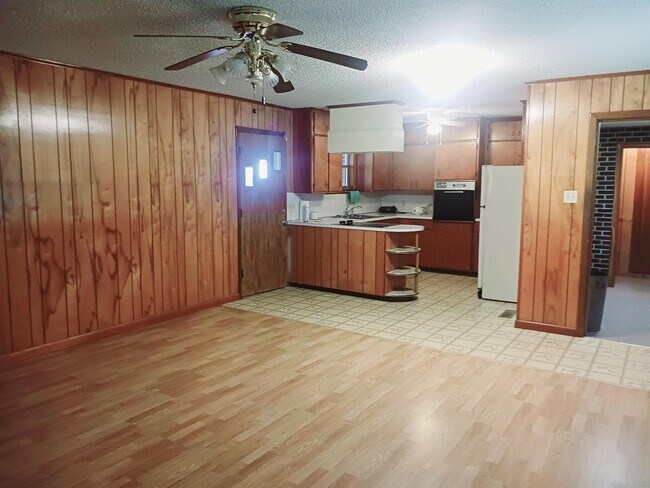 Building Photo - 600 Paw Paw Rd