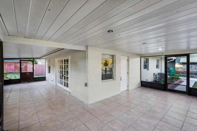 Building Photo - 5073 SW 28th Ave