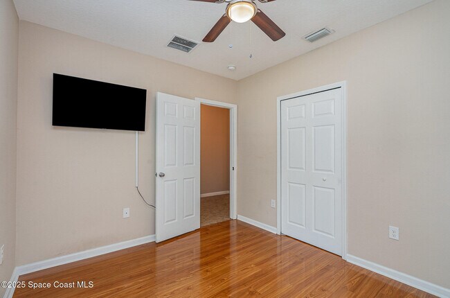 Building Photo - 1050 Cayman Dr