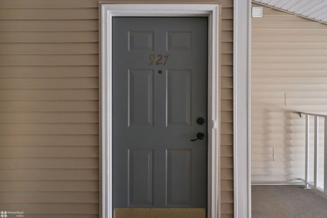 Building Photo - Bright, spacious 2-bedroom / 2-bath condo available now!