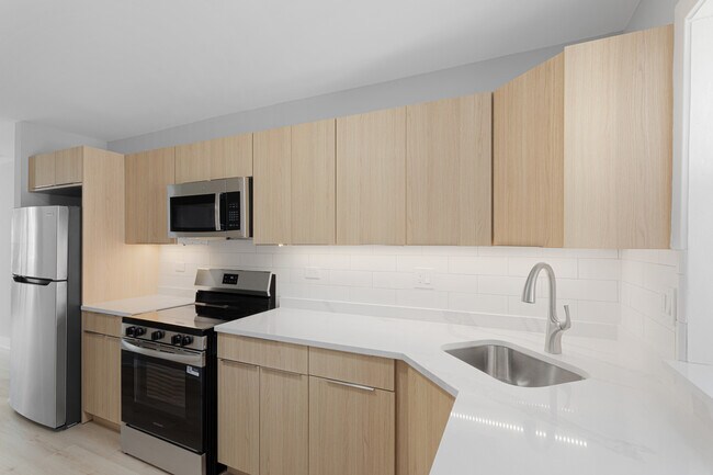 Building Photo - 7634 N Eastlake Terrace