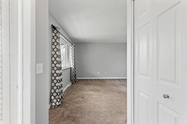 Building Photo - Southgelnn Townhome - 3 Bedrooms - 3 Bathr...